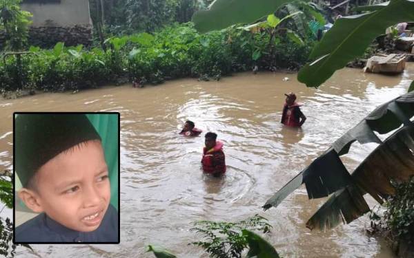 Operasi SAR Muhammad Fakhri (gambar kecil) dilakukan pasukan bomba di sungai Kampung Jawa Lanut, Tawau.