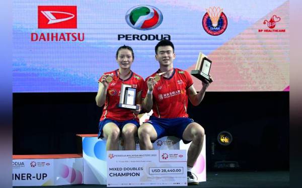 Zheng Si Wei-Huang Ya Qiong berjaya mempertahankan gelaran Masters Malaysia 2022 di Axiata Arena Bukit Jalil, Kuala Lumpur pada Ahad. - Bernama