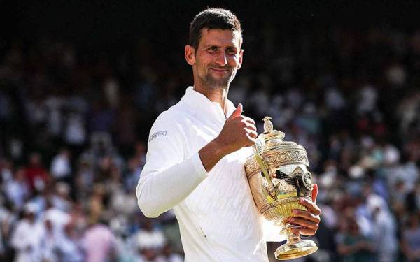 Djokovic bersama trofi Wimbledon yang dimenanginya. - Foto ATP Tour