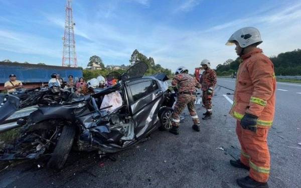 Keadaan kenderaan dinaiki empat sekeluarga selepas terlibat kemalangan.- Foto Bernama