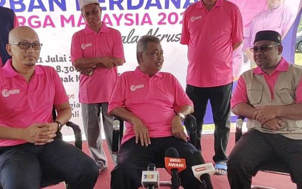 Ahmad (tengah) bersama Mohd Khairuddin (kanan) dan Apli (kiri) ketika sidang media sempena Program Korban Perdana #Keluarga Malaysia Kuala Nerus 2022 pada Isnin.