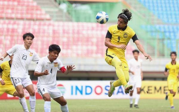 Penyerang skuad B-19 negara, Abdul Rahman Daud Azizol cuba melakukan tandukan ke pintu gol Laos pada aksi petang tadi. -Foto: FB FAM