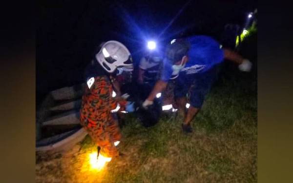 Operasi mengeluarkan mayat wanita terbabit oleh BBP Temerloh bersama pihak polis pada Isnin- Foto ihsan JBPM