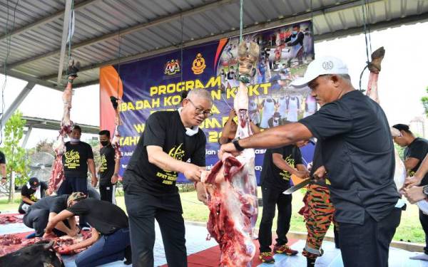  Ketua Setiausaha Kementerian Perumahan dan Kerajaan Tempatan (KPKT), Datuk M Noor Azman Taib (kanan) dan Ketua Pengarah Jabatan Bomba dan Penyelamat Malaysia, Datuk Seri Mohammad Hamdan Wahid (tengah) melapah daging korban sempena Program Ibadah Korban KPKT Bersama Warga Bomba 1443H/2022M di Balai Bomba dan Penyelamat Presint 14, pada Selasa. - Foto Bernama