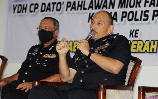 Mior Faridalathrash (kanan) mengingatkan warga Polis Perak untuk tidak terlibat dalam aktiviti yang menyalahi undang-undang. - Foto ihsan pembaca