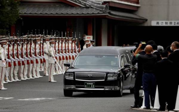 Kenderaan yang membawa mayat bekas Perdana Menteri Jepun, Shinzo Abe di Kuil Zojoji di Tokyo. - Foto Reuters