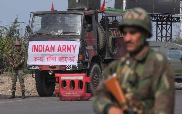 Tentera India berkawal di salah sebuah lokasi di wilayah Kashmir. -Foto: CNN