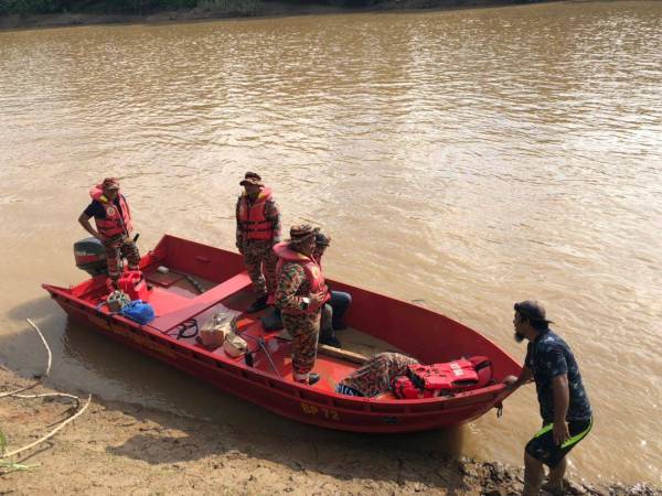 Operasi SAR kanak-kanak lelaki berusia lapan tahun yang dikhuatiri lemas sedang dilakukan oleh pasukan bomba di sungai Kampung Batu Putih, Kinabatangan.