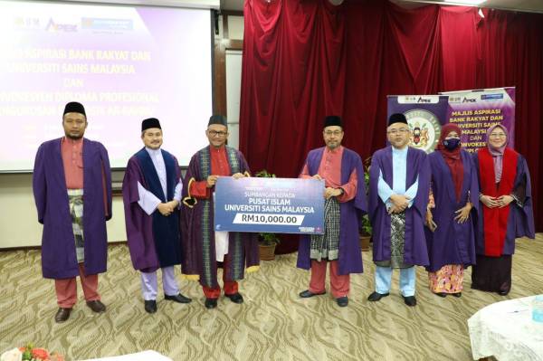 Sumbangan RM10,000 diserahkan kepada Pusat Islam Universiti Sains Malaysia bagi menyokong pembangunan aktiviti pengimarahan institusi Islam.