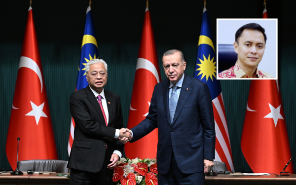 Ismail Sabri (kiri) bersama Recep Tayyip ketika lawatan rasmi Malaysia ke Turkiye pada 5 hingga 8 Julai lalu. (Gambar kecil: Asyraf Afnan)