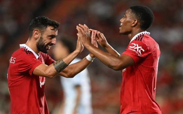 Martial (kanan) meraikan jaringan bersama Bruno Fernandes ketika aksi persahabatan Manchester United menentang Liverpool di Stadium Nasional Rajamangala, Bangkok malam ini. - Foto AFP