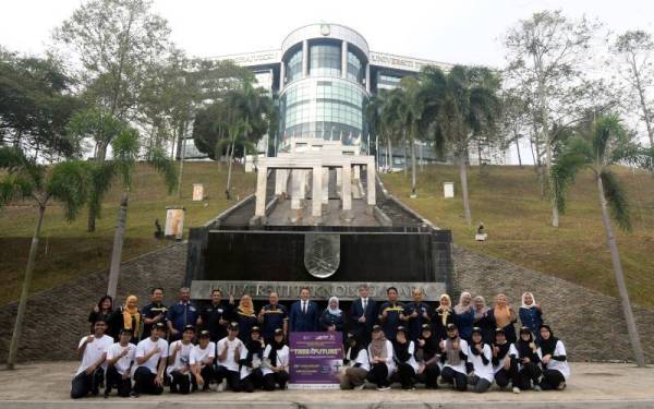 Naib Canselor Universiti Teknologi Mara (UiTM) Profesor Datuk Ts Dr Roziah Mohd Janor (belakang sembilan, kiri) bersama Timbalan Menteri Luar Negeri Azerbaijan Elnur Mamadov (belakang lapan, kiri) dan Duta Besar Azerbaijan Irfan Davudov (belakang lapan, kanan) bergambar selepas Majlis &#039;Tree4Future&#039; antara UiTM dan Azerbaijan Untuk Meningkatkan Inisiatif Kampus Hijaun di UiTM Shah Alam, pada Rabu. - Foto Bernama
