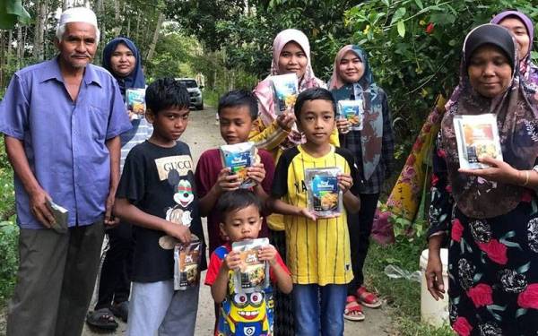 Edaran pek korban kepada penduduk kampung yang terjejas akibat banjir di Kampung Iboi, Baling.