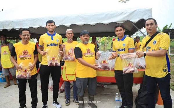 Fandi (dua dari kanan) hadir pada program Jom Qurban di Kampung Tanjung Besar, Temerloh baru-baru ini.