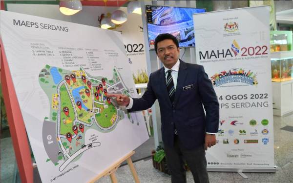 Badrul Hisham menunjukkan pelan lokasi Ekspo Pertanian, Hortikultur dan Agropelancongan Malaysia (MAHA) 2022 ketika ditemu bual mengenai program itu di kementeriannya pada Rabu. - Foto Bernama 