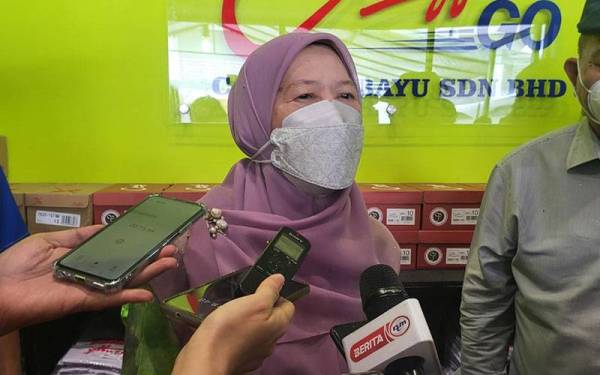 Azizah ketika ditemui pemberita selepas merasmikan Outlet Canggih Go di Kapayan, Penampang.