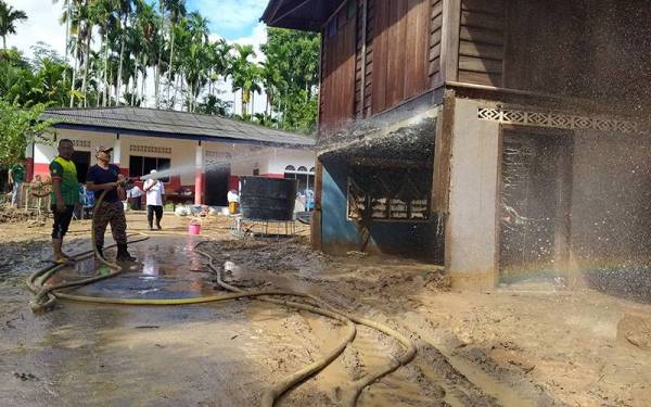 Operasi pembersihan rumah mangsa banjir sedang dilaksanakan di Kampung Masjid Iboi Kupang Baling.