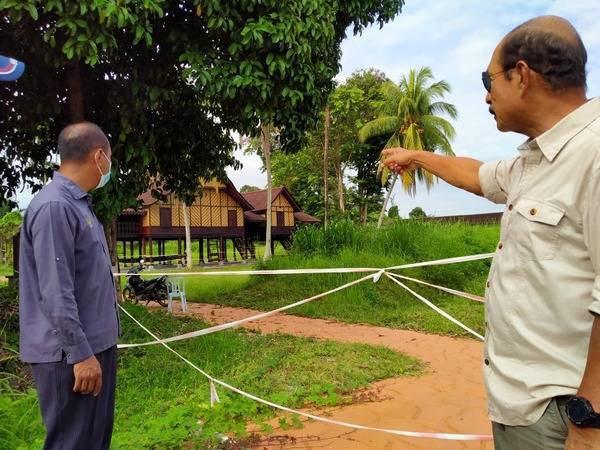 Ab Wahab menunjukkan rumah Datuk Maharaja Lela yang masih belum dibuka kepada pengunjung meskipun telah dibaik pulih ketika mengadakan lawatan di sekitar Kompleks Sejarah Pasir Salak, di sini pada Rabu.