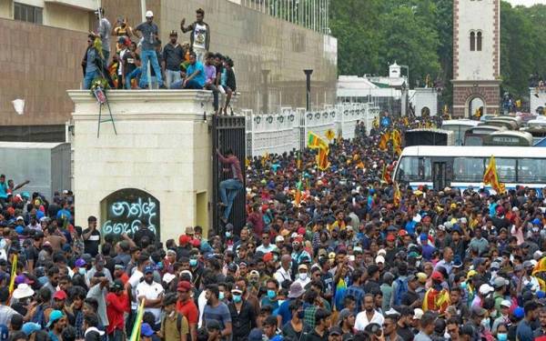 Ribuan penunjuk perasaan menyerbu Istana Presiden Sri Lanka, di Colombo pada Sabtu lalu. - Foto AFP