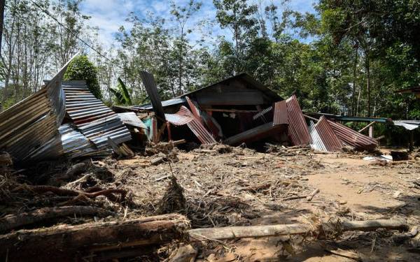 Keadaan rumah di Kampung Iboi yang rosak teruk selepas dilanda banjir baru-baru ini. - Foto Bernama