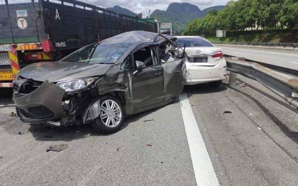 Kemalangan yang melibatkan tujuh kenderaan dekat Ipoh pada Rabu. - Foto media sosial