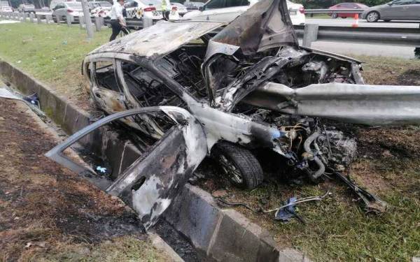 Keadaan kenderaan yang dipandu mangsa terlibat dalam kemalangan di kilometer 303.4 Lebuhraya Kuala Lumpur - Seremban di sini pada Rabu.