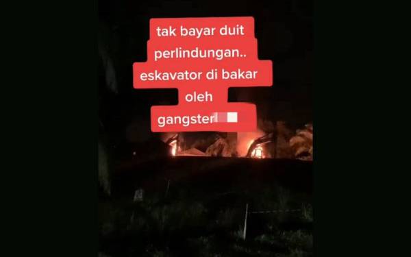 Video tular memaparkan dua jengkaut terbakar di tapak projek pemasangan paip gas di tepi Jalan Sri Cheeding di sini pada Selasa.