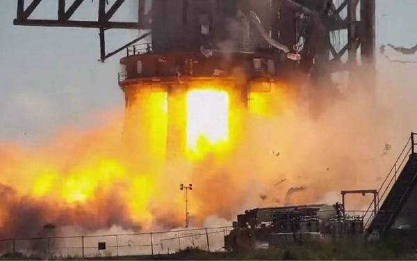 Kebakaran berlaku semasa ujian prototaip roket SpaceX Super Heavy Starship dilancarkan di Texas pada Isnin lalu. - Foto YouTube/NASA