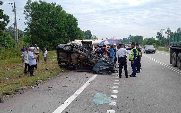 Keadaan kereta dinaiki dua mangsa yang maut selepas terbabit kemalangan dalam nahas libatkan empat kenderaan di KM36, Jalan Kuantan- Segamat, pada Rabu.