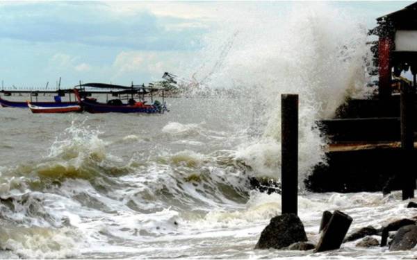 Fenomena air pasang besar dijangka berlaku bermula hari ini hingga Ahad. - Foto fail Bernama