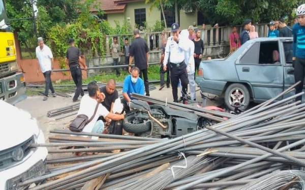 Kemalangan tersebut dipercayai berlaku apabila sebuah lori yang membawa muatan besi dalam perjalanan dari Jerteh, Terengganu menghala ke Bandar Baharu Pasir Puteh terbabas ketika melalui selekoh di lampu isyarat yang terdapat di kawasan tersebut.