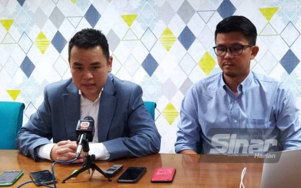 Zhemin (kiri) dan Kar Hing ketika sidang akhbar di Bilik Mesyuarat PAC, Bangunan Perak Darul Ridzuan, Ipoh pada Khamis.