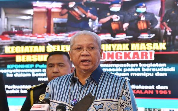 Annuar bercakap pada sidang media berkaitan Pasukan Khas Jihad Tangani Inflasi di Bangunan Putra Perdana pada Khamis. - Foto Bernama