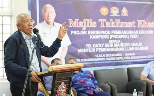 Mahdzir ketika berucap pada majlis taklimat khas Prospek Pedu, di Kampung Padang Setol, Kuala Nerang pada Khamis.