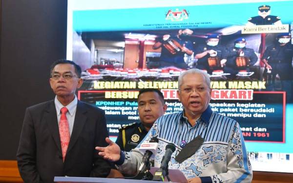 Annuar bercakap pada sidang media berkaitan Pasukan Khas Jihad Tangani Inflasi di Bangunan Putra Perdana pada Khamis. - Foto Bernama