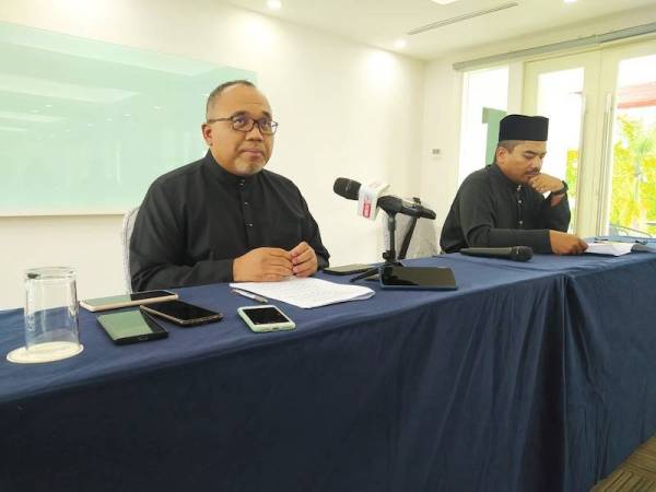 Mohammad Zahir (kiri) ketika sidang akhbar di Casuarina @ Kuala Kangsar pada Khamis.