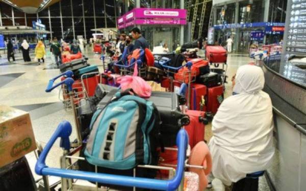 Lebih 300 bakal jemaah haji terkandas di KLIA, Sepang disyaki menjadi mangsa penipuan syarikat pelancongan.