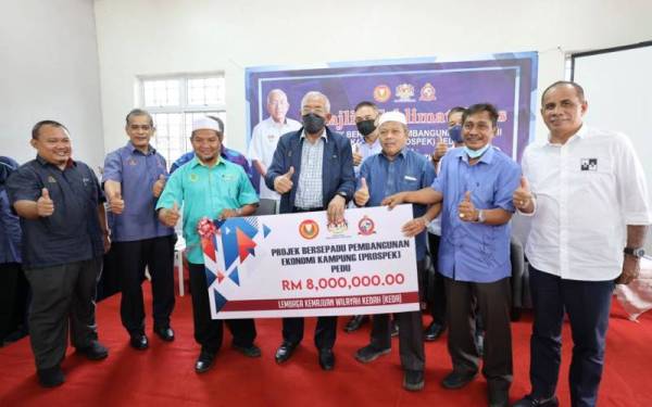 Mahdzir (tengah) menyampaikan replika cek bernilai RM8 juta kepada KEDA untuk melaksanakan PROSPEK Pedu.