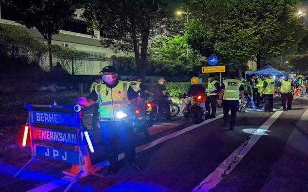 Antara penunggang yang diperiksa sepanjang Op Motosikal di PJS 2, Petaling Jaya pada Rabu. Foto: JPJ Selangor