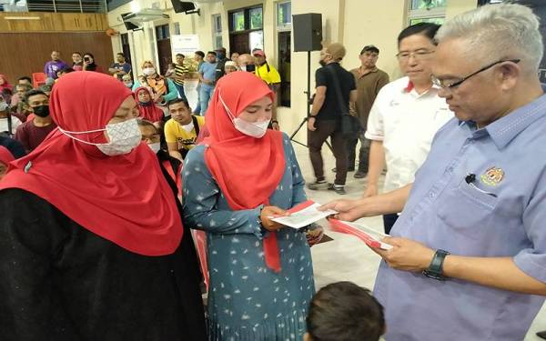 Noh menyampaikan Bantuan Banjir Keluarga Malaysia di Dewan Tun Abdul Razak Baling apda Khamis.