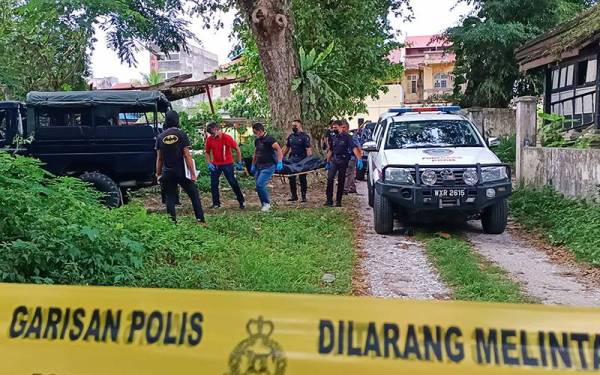 Mayat mangsa dibawa keluar dari lokasi kejadian untuk dihantar ke Hospital Raja Permaisuri Bainun Ipoh bagi proses bedah siasat.