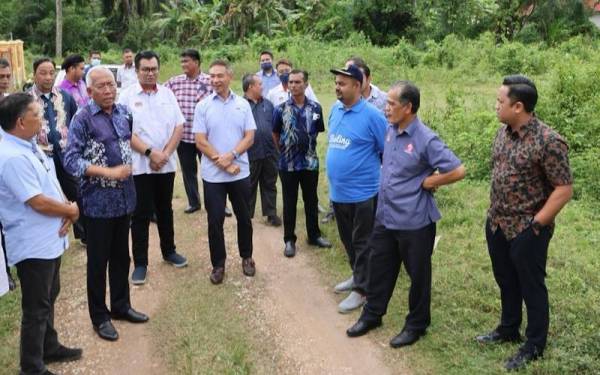 Mahdzir (dua dari kiri) meninjau tapak tanah di Desa Keda Sadek pada Khamis.