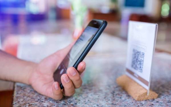 Penggunaan kod QR ini tidak digemari bagi mereka yang tidak mahir penggunaan telefon bimbit, terutama golongan warga emas. - Foto 123RF