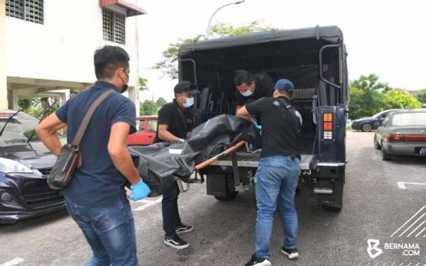 Polis membawa mayat mangsa bunuh dipercayai dipukul isteri dalam kejadian di Flat Nipah, Taman Daya di sini pagi Jumaat. - Foto Bernama