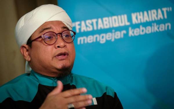 Yang Dipertua Yayasan Dakwah Islamiah Malaysia (Yadim), Nasrudin Hassan bercakap kepada pemberita ketika sidang media pada majlis penghargaan dan ramah mesra Yadim bersama rakan media. - Foto Bernama