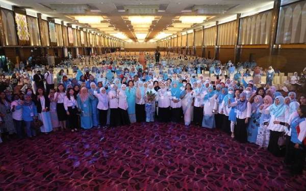 Pengerusi Majlis Penasihat PKR, Datuk Seri Wan Azizah Wan Ismail bersama para perwakilan Wanita PKR yang hadir pada Kongres Nasional PKR ke-16 di Pusat Konvensyen Ideal (IDCC) pada Jumaat - Foto Sinar Harian/ASRIL ASWANDI SHUKOR