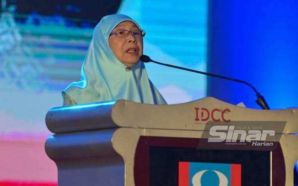 Wan Azizah ketika berucap merasmikan Kongres Nasional Wanita PKR pada Jumaat. - FOTO SINAR HARIAN / ASRIL ASWANDI