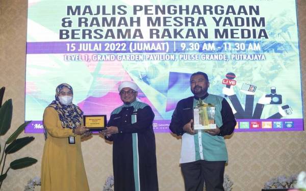 Nasrudin menyampaikan penghargaan kepada wakil Sinar Harian sempena Majlis Penghargaan dan Ramah Mesra Yadim Bersama Rakan Media di Putrajaya pada Jumaat.