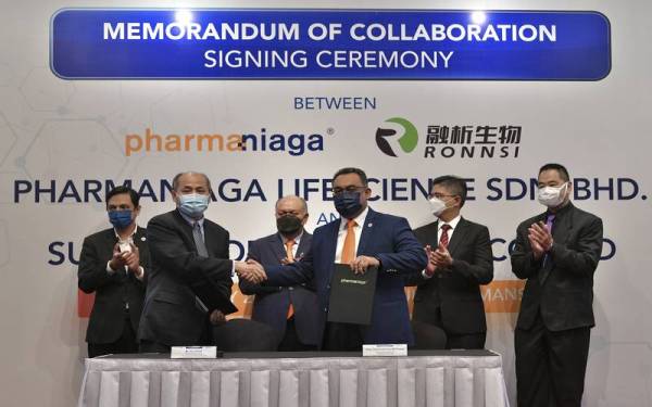 Pengarah Urusan Kumpulan Pharmaniaga Datuk Zulkarnain Md Eusope (tiga, kanan) dan Ketua Pegawai Eksekutif Suzhou Ronnsi Pharma Co Ltd Yao Yiming (dua, kiri) memeterai perjanjian kerjasama antara Pharmaniaga Lifescience Sdn Bhd dan Suzhou Ronnsi Pharma Co Ltd, pada Jumaat. - Foto Bernama