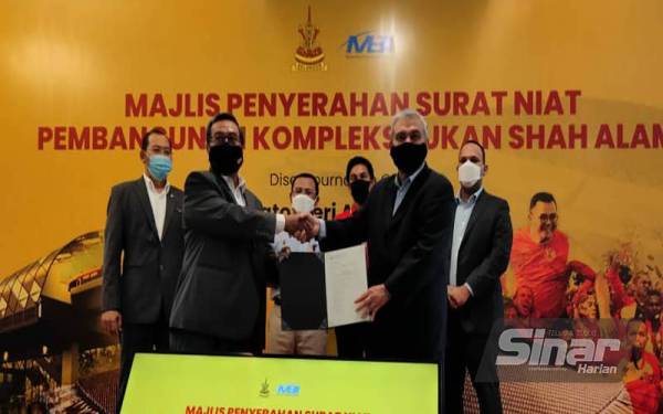 Majlis Penyerahan LOI Pembangunan Kompleks Sukan Shah Alam antara Haris (kiri) kepada Dell Akbar (kanan) di Bangunan Sultan Salahuddin Abdul Aziz Shah, di sini pada Jumaat.